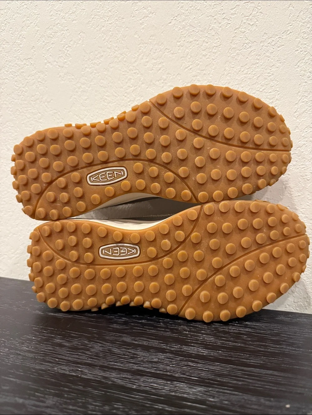 Keen Women's Size 8.5 Beige & Gum Trail Sneakers Shoes - KS MINO Safari Burch